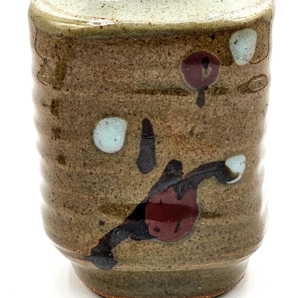 Ribbed Stoneware Vase with Glazed Finish - Japanese-Inspired Floral Design - Picture 6 of 9